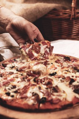 Lezzetli karışık İtalyan pizzası.