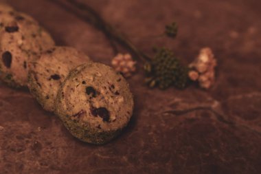 Koyu çikolata parçaları ile tanımlama