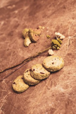 Koyu çikolata parçaları ile tanımlama