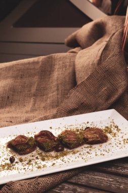 Geleneksel hindistancevizli tatlı baklavası. Ev yapımı fındıklı ve ballı baklava..