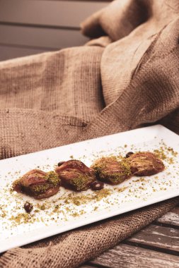Geleneksel hindistancevizli tatlı baklavası. Ev yapımı fındıklı ve ballı baklava..