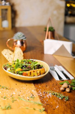 Taze salata tabağı ile karışık yeşillik