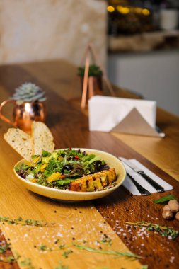 Taze salata tabağı ile karışık yeşillik