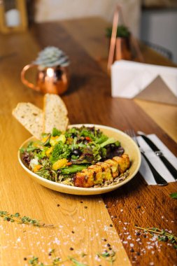 Taze salata tabağı ile karışık yeşillik