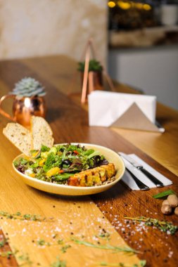 Taze salata tabağı ile karışık yeşillik