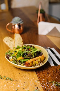 Taze salata tabağı ile karışık yeşillik