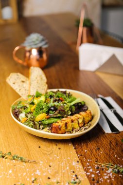 Taze salata tabağı ile karışık yeşillik