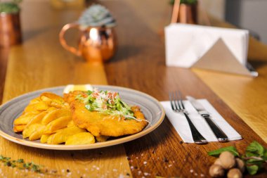 Patates kızartmasıyla servis edilen lezzetli şnitzel.