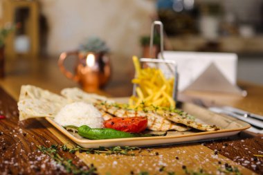 Masada lezzetli tavuk yemeği