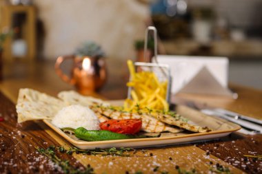 Masada lezzetli tavuk yemeği