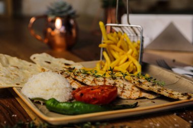 Masada lezzetli tavuk yemeği