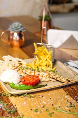 Masada lezzetli tavuk yemeği