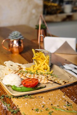 Masada lezzetli tavuk yemeği