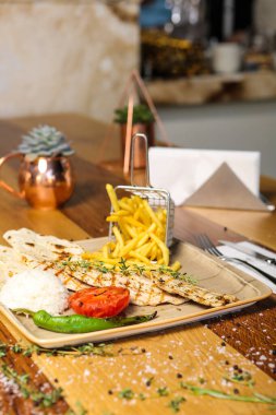 Masada lezzetli tavuk yemeği