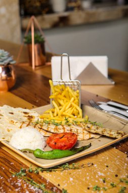 Masada lezzetli tavuk yemeği