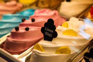 Buzdolabında lezzetli meyveli dondurma var..