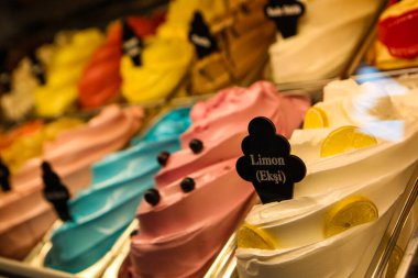 Buzdolabında lezzetli meyveli dondurma var..