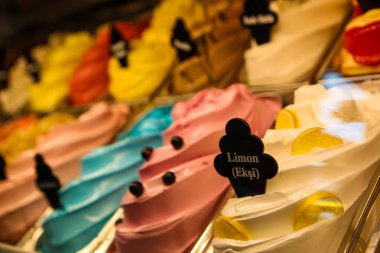 Buzdolabında lezzetli meyveli dondurma var..