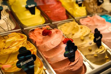 Buzdolabında lezzetli meyveli dondurma var..