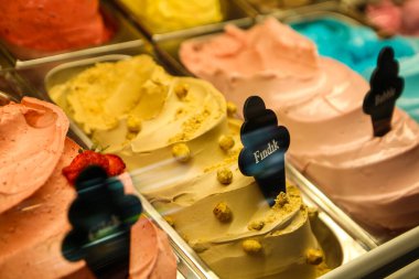 Buzdolabında lezzetli meyveli dondurma var..