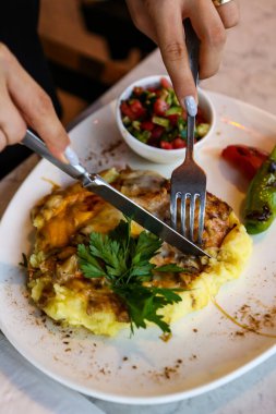 Masada lezzetli tavuk yemeği