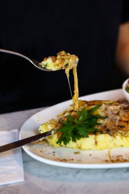 Masada lezzetli tavuk yemeği