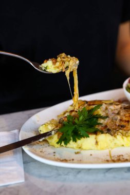 Masada lezzetli tavuk yemeği