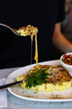 Masada lezzetli tavuk yemeği