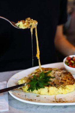 Masada lezzetli tavuk yemeği