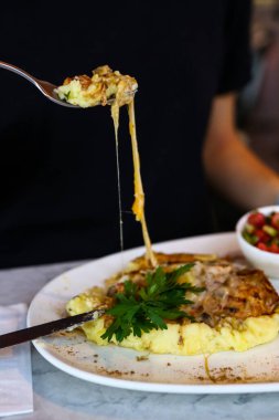Masada lezzetli tavuk yemeği