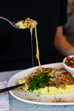 Masada lezzetli tavuk yemeği