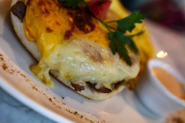 Masada lezzetli tavuk yemeği