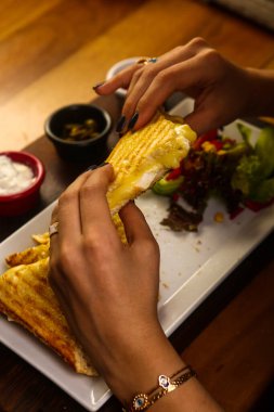 Geleneksel Türk tostu, lezzetli kahvaltı