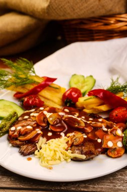 Masada köri soslu tavuk.