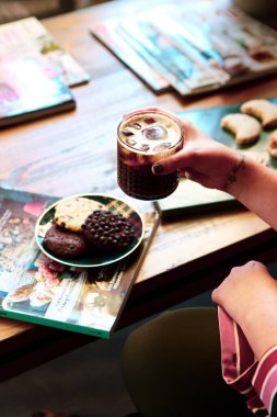 Lezzetli kurabiyeli bir bardak filtre kahve.