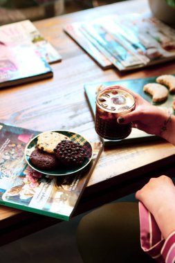 Lezzetli kurabiyeli bir bardak filtre kahve.