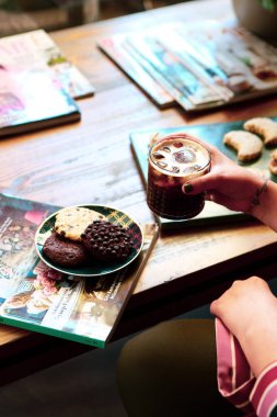 Lezzetli kurabiyeli bir bardak filtre kahve.