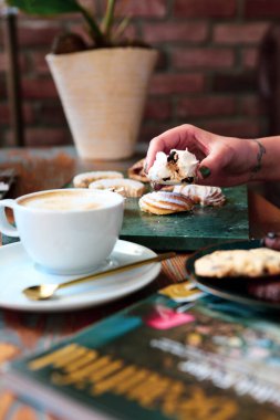 Lezzetli kurabiyeli bir bardak filtre kahve.