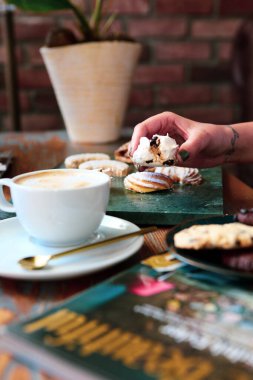 Lezzetli kurabiyeli bir bardak filtre kahve.