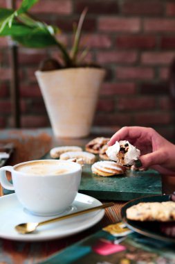 Lezzetli kurabiyeli bir bardak filtre kahve.
