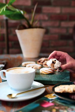 Lezzetli kurabiyeli bir bardak filtre kahve.