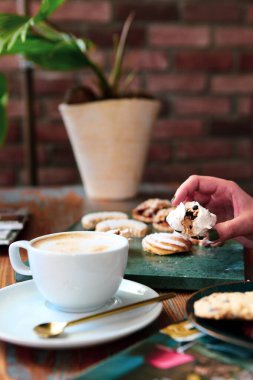 Lezzetli kurabiyeli bir bardak filtre kahve.