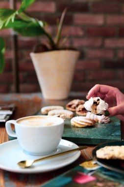 Lezzetli kurabiyeli bir bardak filtre kahve.