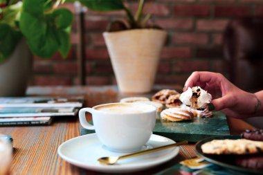 Lezzetli kurabiyeli bir bardak filtre kahve.