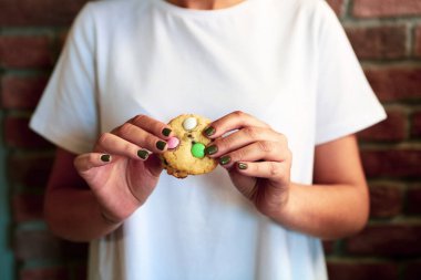 Koyu çikolata parçaları ile tanımlama