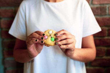 Koyu çikolata parçaları ile tanımlama