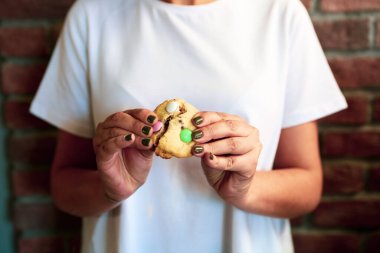 Koyu çikolata parçaları ile tanımlama