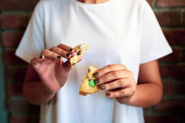Bir grup çeşit kurabiye. Çikolata parçacıklı, yulaflı, kuru üzümlü, beyaz çikolatalı.