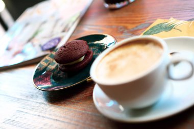 Lezzetli kurabiyeli bir bardak filtre kahve.