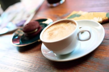 Lezzetli kurabiyeli bir bardak filtre kahve.